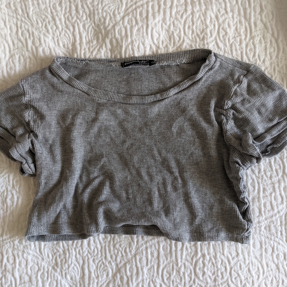 Grey cropped tshirt